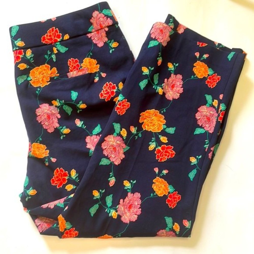 Chico’s | Secret Stretch women’s straight leg navy floral print pants | Size 6